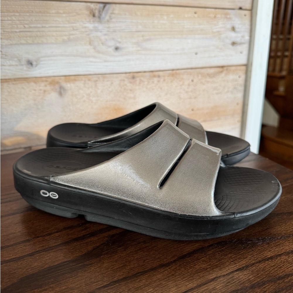 OOFOS Women’s Metallic Slide Sandals Size 9
